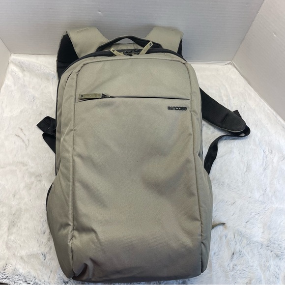 NWT INCASE Icon Slim Backpack green and black - Picture 1 of 15